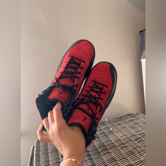 Jordan’s size 6Y or 7Wmns - Picture 4 of 5